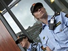 Policistky ped vstupem do budovy soudu, kde budou soudit Breivika