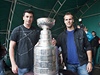 Tomá Kaberle (vlevo) a Davi Krejí z Boston Bruins pijeli do Kladna se Stanley Cupem