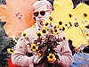 Andy Warhol ped jedním ze svých sítotisk s motivem kvtin