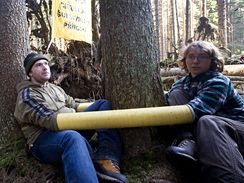 Aktivist� zvolili novou taktiku, k �et�z�m p�idali potrub�. 