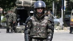 Slovinský voják KFOR hlídkuje u mostu v Kosovské Mitrovici