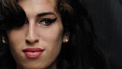 Sama za sebe. Zpěvačka Amy Winehouseová si nikdy nedělala hlavu z toho, co si o ní myslí okolí. Své fanoušky ohromovala hudbou i životním stylem. Winehouseová na snímku z roku 2007.  | na serveru Lidovky.cz | aktuální zprávy