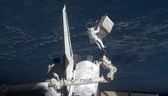 Astronaut Ron Garan na robotické pai opravuje raketoplán Atlantis ve volném vesmíru
