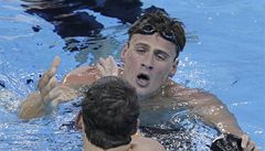 Ameri�ané Micheal Phelps (vlevo) a Rayn Lochte pózují s medailemi na plaveckém MS v �anghaji