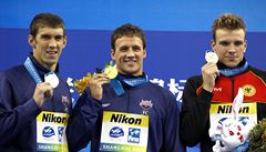 Ameri�ané Micheal Phelps (vlevo) a Rayn Lochte pózují s medailemi na plaveckém MS v �anghaji