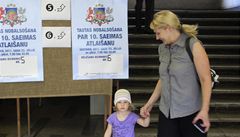 Lotyška s dcerou před volební komisí