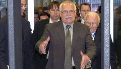 Prezident Klaus na snímku z roku 2004, kdy v O2 arén bezpenostním rámem proel.