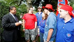Mladí socialisté u jezera Attersee v Rakousku vítají zpvem éfa nmecké SPD Siegmara Gabriela (vlevo) 