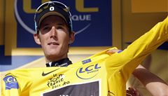 Andy Schleck se navléká do lutého trikotu