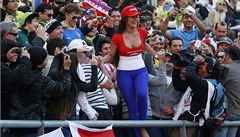 Larissa Riquelme obklopená diváky