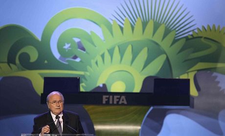 Sepp Blatter pi losování kvalifikací MS 2014.