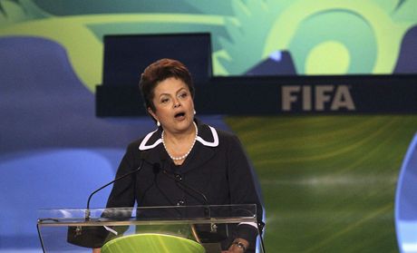 Brazilská prezidentka Dilma Rousseffová pi losování kvalifikací MS 2014.
