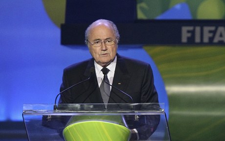 Sepp Blatter při losování kvalifikací MS 2014.