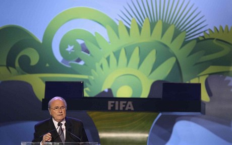Sepp Blatter pi losování kvalifikací MS 2014.
