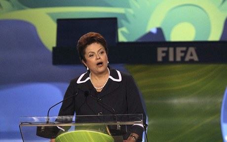 Brazilská prezidentka Dilma Rousseffová pi losování kvalifikací MS 2014.
