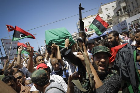 Poheb velitele libyjských povstaleckých jednotek generála Abdala Fataha Júnise.