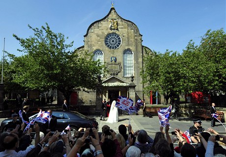 Kostel Canongate Kirk v centru Edinburghu 