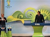 Zico (vlevo) a generální sekretá FIFA Jerome Valcke pi losování kvalifikací MS 2014.