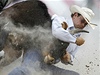 Seth Brockman na rodeu ve Wyomingu zkrotil rozzueného býka holýma rukama.