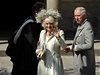 Camilla na svatbu pila zdobená odváným kvtinovým diadémem.