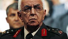 Velitel tureckých ozbrojených sil Isik Kosaner podal demisi.