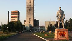 V uhelném dole u msta Suchodolsk v Luhanské oblasti na východ zem zaznl v noci na pátek výbuch v okamiku, kdy pod zemí pracovalo 28 haví
