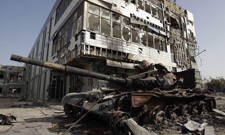 Zniený tank v ulicích libyjské Misuraty