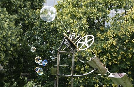 Na Karlov námstí stojí kinetická socha, která vypoutí bubliny
