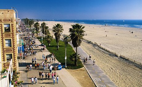 Mstsk tvr Venice Beach na zpad Los Angeles je znm nejen svmi psenmi plemi, ale i devnm chodnkem (boardwalk) a 4 km dlouhou promendou okupovanou zbavnm prmyslem. 