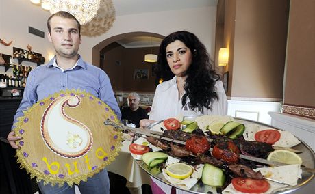 Yusif Farajov a Fargana Shukurluová(na snímku) chtjí echm piblíit kavkazskou kuchyni, jí vévodí alik (masový píz), pilaf (rýe se zeleninou i masem) a dolma (vinné listy plnné masovou nebo zeleninovou smsí). 