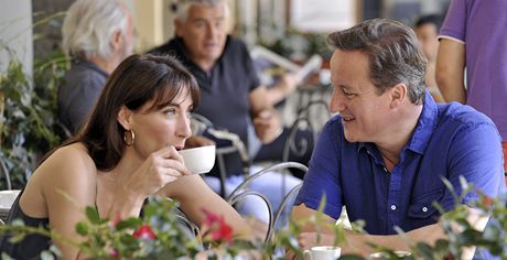 David Cameron s manelkou v kavárn v Montevarchi.