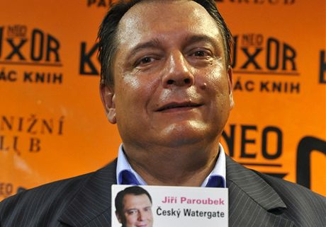 Bývalý pedseda SSD a expremiér Jií Paroubek poktil v Praze svou knihu eský Watergate.