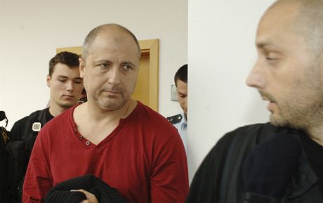 Podnikatelm ml gang vyhroovat zvelienými nebo smylenými trestnými iny. Na snímku je jeden z obalovaných, zástupce vedoucího územního odboru policie Brno - venkov Rudolf Setvák.  