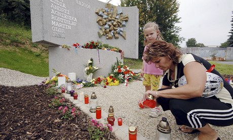 Nový pomník obtem elezniní nehody u Studénky