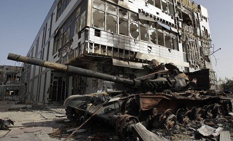 Zniený tank v ulicích libyjské Misuraty