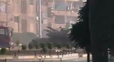 Snímek z amatérského videa ukazuje tank v ulicích syrského msta Hamá