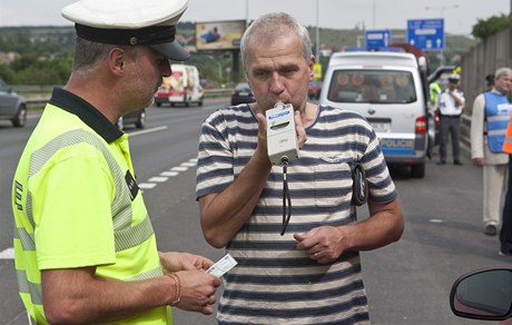 Vzorní řidiči, které policie zastavila a nenadýchali, dostali nealkoholické pivo  