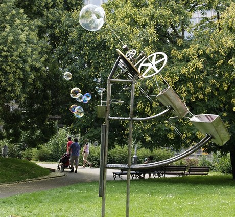 Na Karlově náměstí stojí kinetická socha, která vypouští bubliny