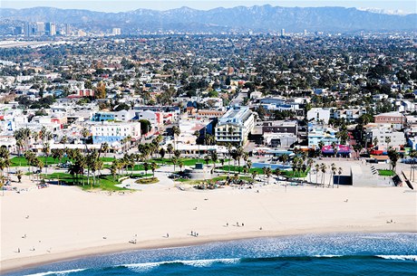 Mstsk tvr Venice Beach na zpad Los Angeles je znm nejen svmi psenmi plemi, ale i devnm chodnkem (boardwalk) a 4 km dlouhou promendou okupovanou zbavnm prmyslem. 