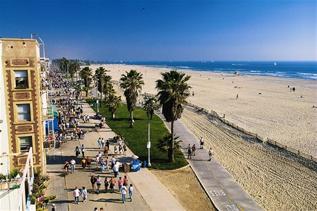 Městská čtvrť Venice Beach na západě Los Angeles je známá nejen svými písečnými plážemi, ale i dřevěným chodníkem (boardwalk) a 4 km dlouhou promenádou okupovanou zábavním průmyslem. 