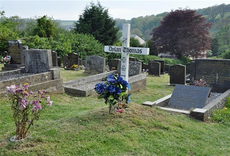 Nejslavnj velsk bsnk Dylan Thomas je pohben v msteku Laugharne na hbitov mstnho kostela. Jeho hrob zdob pedmty, kter mu tu nechali jeho ctitel - kvtiny, kamnky i lahev whisky. 