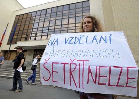 Demonstrace ped ministerstvem vnitra v Praze proti údajnému zámru ministerstva zruit internet zdarma v knihovnách