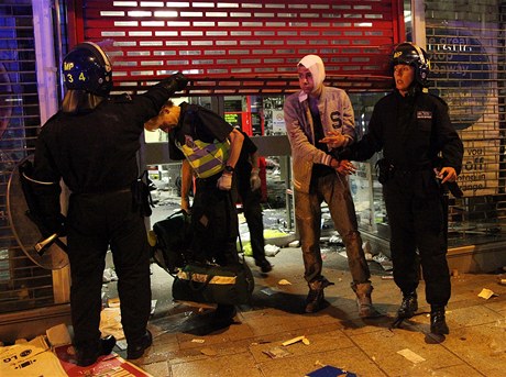 Masivní nasazení policie v Londýn pineslo do ulic vtí klid
