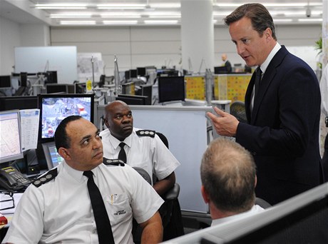 Premir David Cameron hovo o tk situaci s dispeery londnskch hasi.