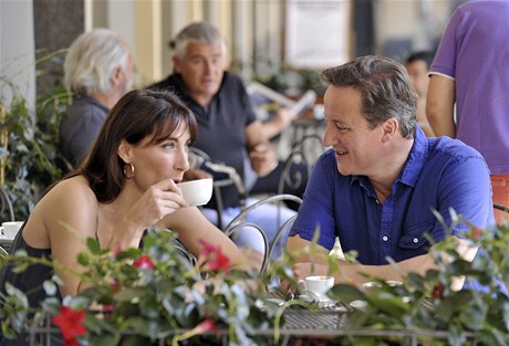 David Cameron s manelkou v kavárn v Montevarchi.