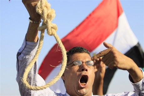 Mubarakv odprce ped budovou soudu