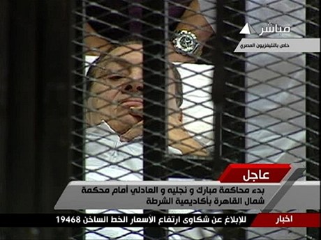 Mubaraka leí na lku zaveny v kleci.