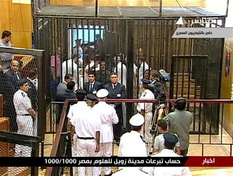 Mubarak a ostatn obalovan jsou dreni u soudu v kleci.