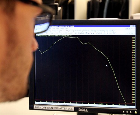 VELKÁ BRITÁNIE. Propad indexu FTSE 100 od poloviny ervence do 5. srpna na monitoru jednoho z poíta londýnské burzy. 