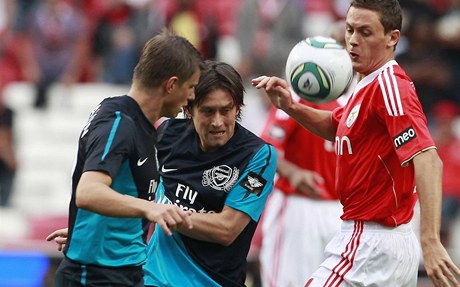 Tomáš Rosický v dresu Arsenalu uprostřed.